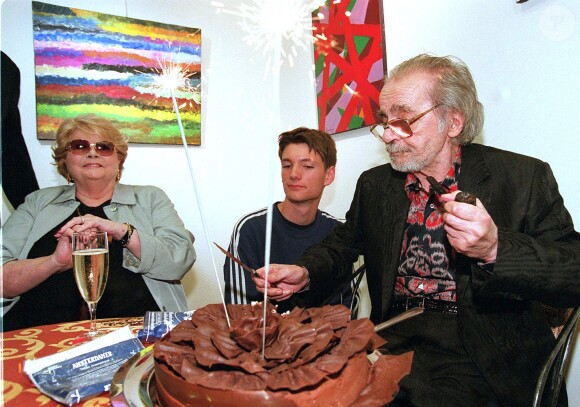 Serge Reggiani entouré de son épouse Noëlle Adam et de son petit-fils Damien, lors de ses 80 ans à l'espace d'art Marionnaud à Paris, le 17 mai 2002