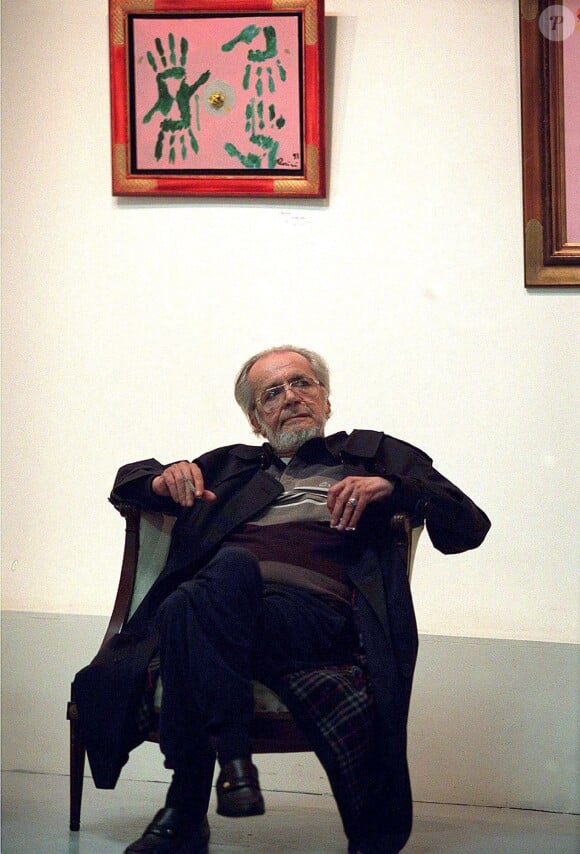 Serge Reggiani lors du vernissage d'une exposition à Paris le 26 septembre 2001