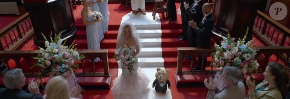 Ted (Seth MacFarlane) se marie dans le film Ted 2. (capture d'écran)