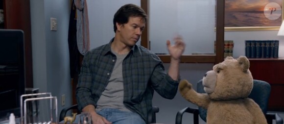 Seth MacFarlane et Mark Wahlberg dans le film Ted 2. (capture d'écran)