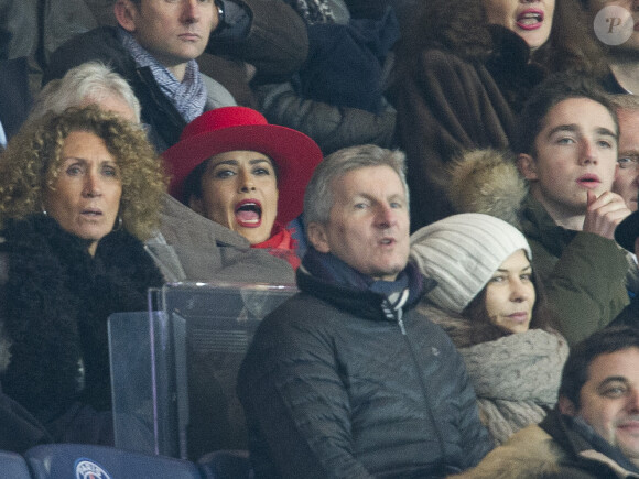 Salma Hayek lors du match entre le PSG et Rennes au Parc des Princes à Paris le 30 Janvier 2015 au côté de son époux François-Henri Pinault et du fils de celui-ci François