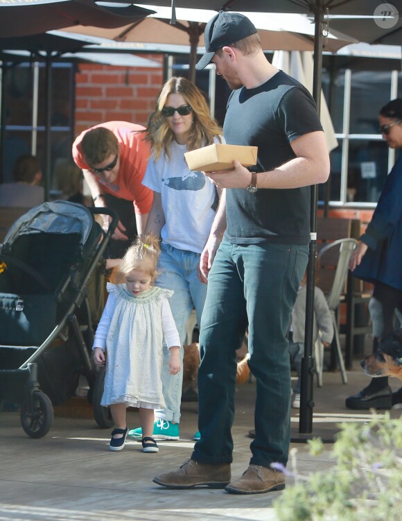 Exclusif - Drew Barrymore, Will Koppleman et leur fille Olive quittent le restaurant The Sycamore Kitchen à Los Angeles. Le 23 janvier 2015.