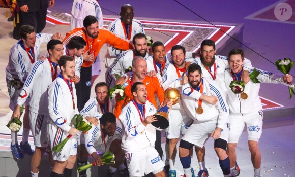 Les Bleus fêtent la victoire en Coupe du monde de handball le 1er février 2015 à Doha. 