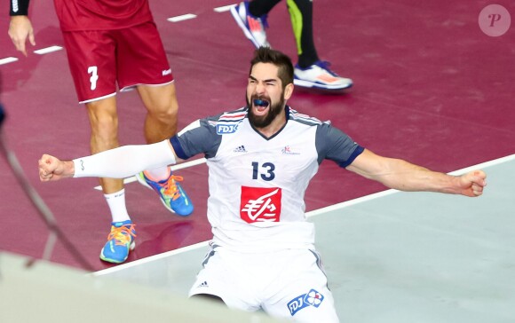 Nikola Karabatic fête la victoire en Coupe du monde de handball le 1er février 2015 à Doha. 