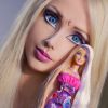 Valeria Lukyanova, la Barbie humaine pose à côté d'une poupée Barbie.