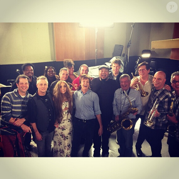 Paul McCartney, ses musiciens et Lady Gaga en studio. Février 2015.