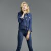 Hailey Baldwin, nouvelle égérie de Topshop Denim, porte les jeans de la collection printemps-été 2015 de l'enseigne britannique. Février 2015.