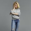 Hailey Baldwin, nouvelle égérie de Topshop Denim, porte les jeans de la collection printemps-été 2015 de l'enseigne britannique. Février 2015.