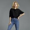 Hailey Baldwin, nouvelle égérie de la ligne Topshop Denim de Topshop, porte les jeans de la collection printemps-été 2015 de l'enseigne britannique. Février 2015.