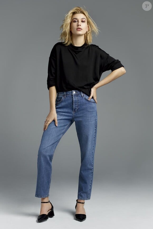 Hailey Baldwin, nouvelle égérie de la ligne Topshop Denim de Topshop, porte les jeans de la collection printemps-été 2015 de l'enseigne britannique. Février 2015.
