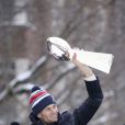  Tom Brady et son fils Benjamin f&ecirc;tent la victoire de son &eacute;quipe les New England Patriots au Super Bowl lors d'une parade &agrave; Boston, le 4 f&eacute;vrier 2015 en brandissant le troph&eacute;e pendant que la foule applaudit l'&eacute;quipe. 