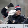 Tom Brady et son fils Benjamin fêtent la victoire de son équipe les New England Patriots au Super Bowl lors d'une parade à Boston, le 4 février 2015 en brandissant le trophée pendant que la foule applaudit l'équipe.