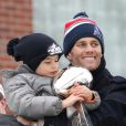  Tom Brady et son fils Benjamin f&ecirc;tent la victoire des New England Patriots au Super Bowl lors d'une parade &agrave; Boston, le 4 f&eacute;vrier 2015 en brandissant le troph&eacute;e pendant que la foule applaudit l'&eacute;quipe. 