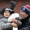 Tom Brady et son fils Benjamin fêtent la victoire de son équipe les New England Patriots au Super Bowl lors d'une parade à Boston, le 4 février 2015