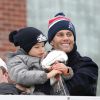 Tom Brady et son adorable fils Benjamin fêtent la victoire de son équipe les New England Patriots au Super Bowl lors d'une parade à Boston, le 4 février 2015 en brandissant le trophée pendant que la foule applaudit l'équipe.