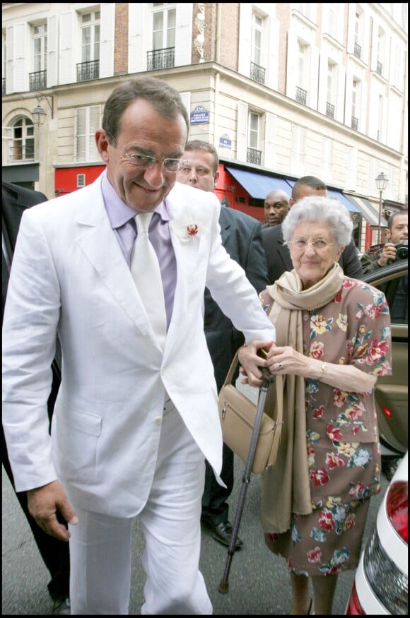 Jean-Pierre Pernaut et sa mère - Mariage de Jean-Pierre Pernaut et de Nathalie Marquay. A Paris, le 23 juin 2007.