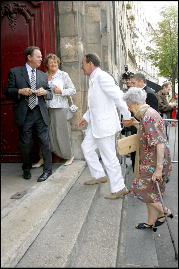 Le présentateur du JT Jean-Pierre Pernaut et sa mère - Mariage de Jean-Pierre Pernaut et de Nathalie Marquay. A Paris, le 23 juin 2007.
