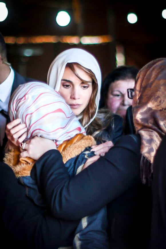 La reine Rania de Jordanie, bouleversée, présentant le 5 février 2015 ses condoléances à Anwar Tarawneh, 26 ans, après l'exécution barbare de son jeune époux le capitaine Muath Al-Kasasbeh par l'Etat islamique, à Aye, près de Karak, dans le sud de la Jordanie.