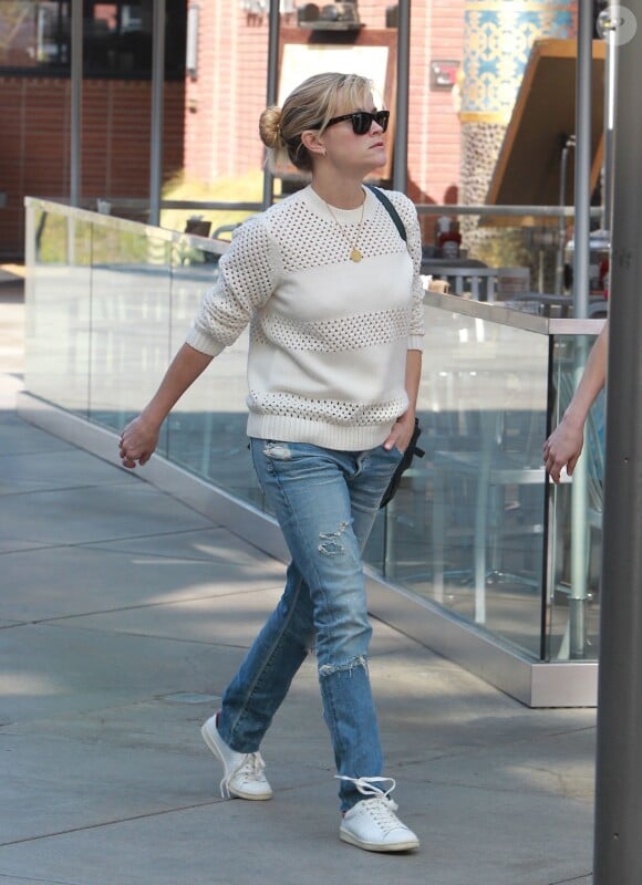 Reese Witherspoon fait du shopping avec une amie à Los Angeles, le 6 février 2015.