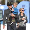 Reese Witherspoon, son mari Jim Toth et leur fils Tennessee se promenant dans les rues de Los Angeles après avoir été au Starbucks le 6 février 2015