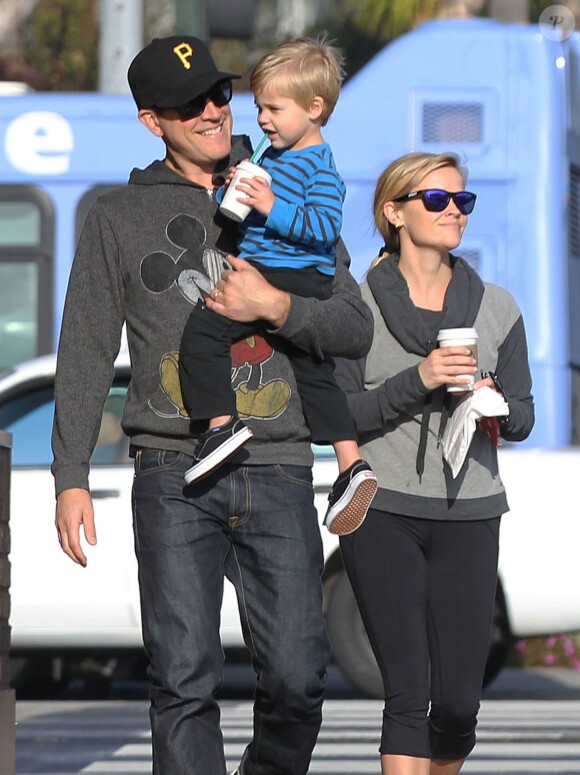 Reese Witherspoon, son mari Jim Toth et leur fils Tennessee se promenant dans les rues de Los Angeles après avoir été au Starbucks le 6 février 2015