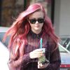 La fille de Reese Witherspoon et de Ryan Phillippe, Ava, les cheveux roses, Elle déguste une boisson rafraîchissante alors qu'elle se promène avec sa mère à Brentwood, le 4 février 2015