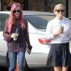 Reese Witherspoon et sa fille Ava, les cheveux roses, dégustent une boisson rafraîchissante alors qu'elles se promènent à Brentwood, le 4 février 2015.