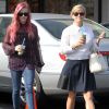 Reese Witherspoon et sa fille Ava, les cheveux roses, dégustent une boisson rafraîchissante alors qu'elles se promènent à Brentwood, le 4 février 2015.
