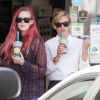 Reese Witherspoon et sa fille Ava, les cheveux roses, dégustent une boisson rafraîchissante alors qu'elles se promènent à Brentwood, le 4 février 2015.