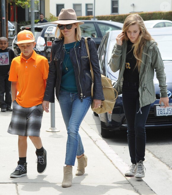 Reese Witherspoon avec ses enfants Ava et Deacon à Brentwood, le 18 avril 2014