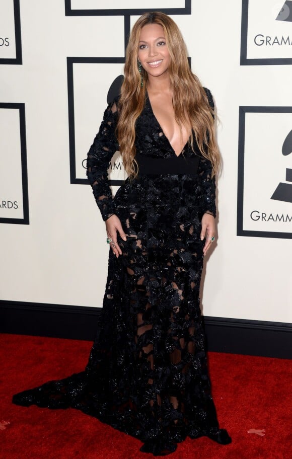Beyoncé, ravissante dans une robe noire décolletée Proenza Schouler, assiste aux 57e Grammy Awards au Staples Center. Los Angeles, le 8 février 2015.