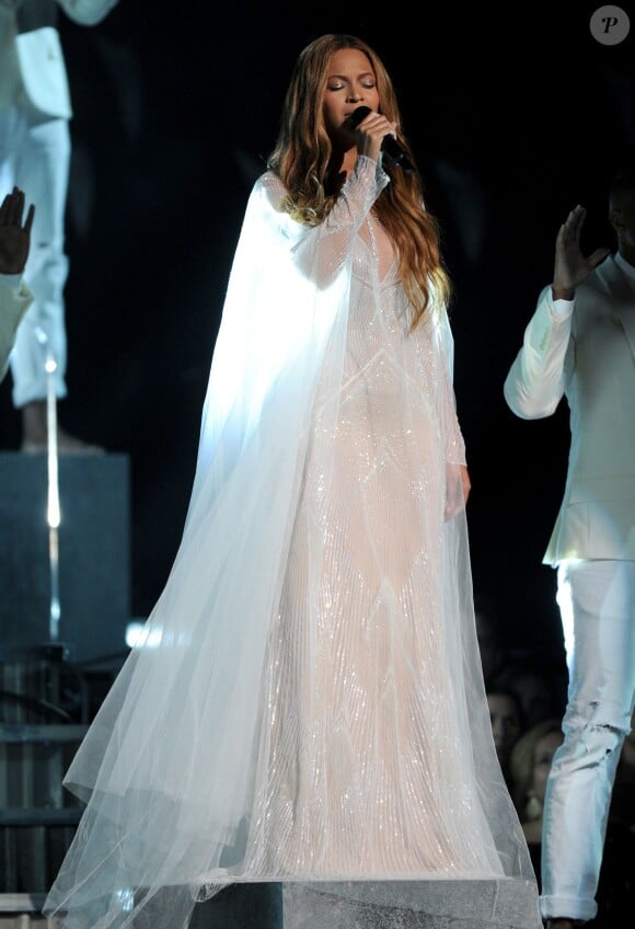 Beyoncé, habillée d'une robe blanche Roberto Cavalli Atelier, interprète "Take my Hand, Precious Lord" lors des 57e Grammy Awards, au Staples Center. Los Angeles, le 8 février 2015.