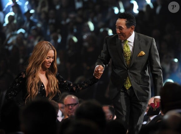 Beyoncé reçoit le prix de Meilleure performance R&B pour "Drunk in Love" des mains de Smokey Robinson et Nile Rodgers lors des 57e Grammy Awards, au Staples Center. Los Angeles, le 8 février 2015.