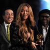 Beyoncé reçoit le prix de Meilleure performance R&B pour "Drunk in Love" des mains de Smokey Robinson et Nile Rodgers lors des 57e Grammy Awards, au Staples Center. Los Angeles, le 8 février 2015.