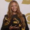 Beyoncé et ses trois Grammys (Meilleure performance et chanson R&B pour "Drunk in Love", et Meilleur album au son Surround pour "BEYONCÉ") lors des 57e Grammy Awards au Staples Center. Los Angeles, le 8 février 2015.