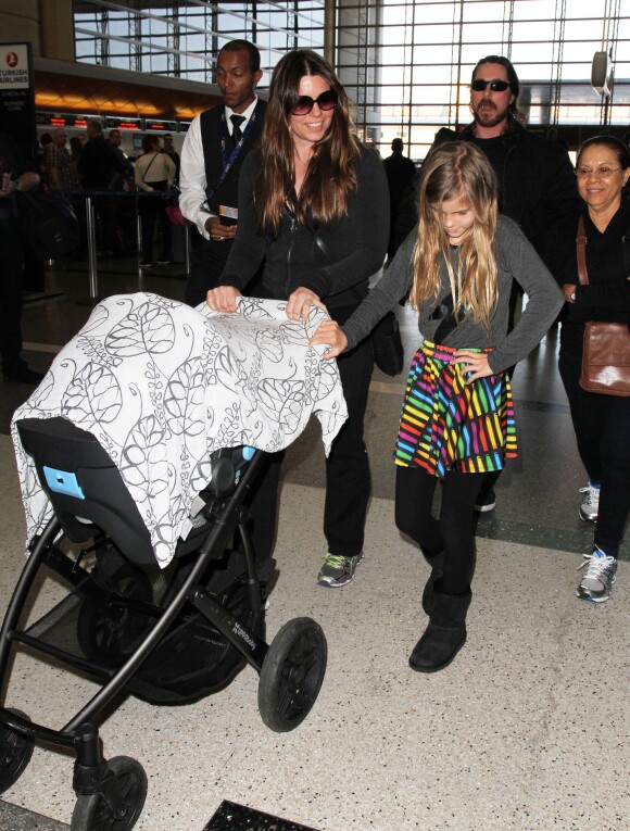Christian Bale, sa femme Sibi, sa fille Emmaline et leur petit garçon à l'aéroport LAX de Los Angeles le 6 février 2015 
