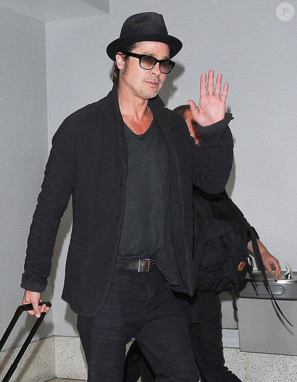 Exclusif - Brad Pitt prend un vol à l'aéroport de Los Angeles, le 11 novembre 2014.