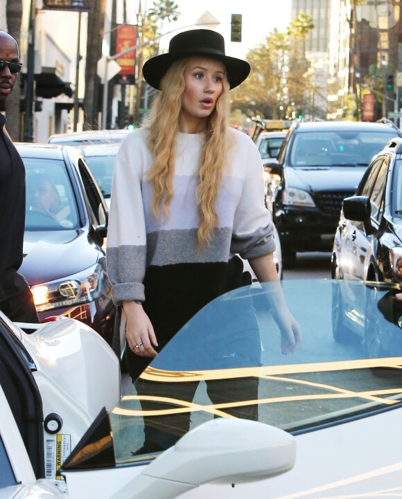 Iggy Azalea prend de l'essence puis va faire du shopping à Westwood, le 16 janvier 2015.