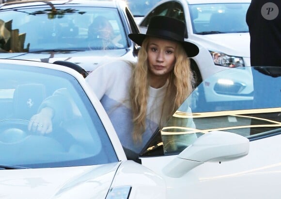 Iggy Azalea prend de l'essence puis va faire du shopping à Westwood, le 16 janvier 2015.