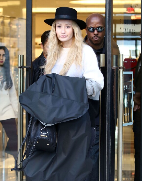 Iggy Azalea prend de l'essence puis va faire du shopping à Westwood, le 16 janvier 2015.