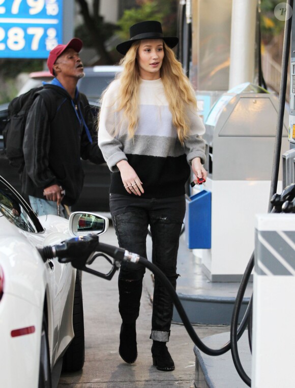 Iggy Azalea prend de l'essence puis va faire du shopping à Westwood, le 16 janvier 2015.