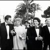 Roger Hanin, son épouse, Jack Lang et Gilles Jacob à Cannes en 1982. 