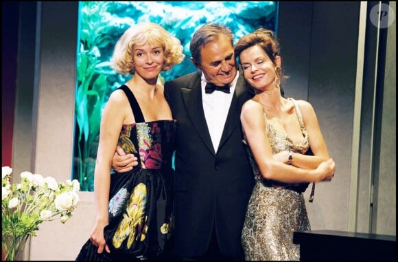 Sylvie Loeillet, Roger Hanin et Cyrielle Claire à Paris en septembre 2001.