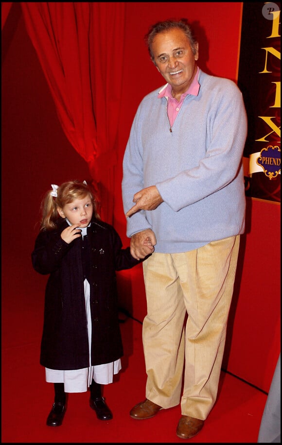 Roger Hanin et sa petite-fille à Paris en 2006