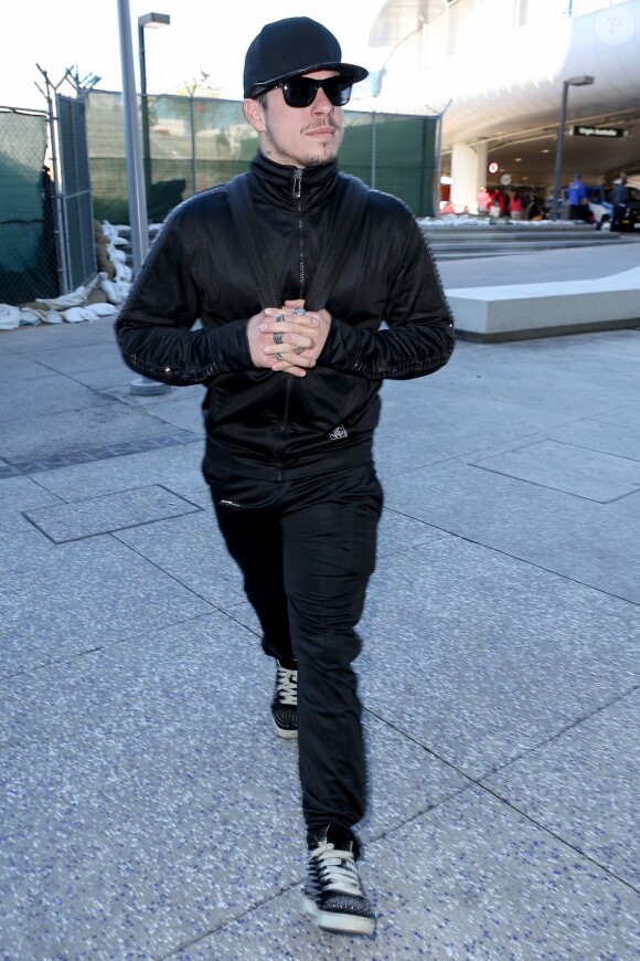 Jennifer Lopez et Casper Smart arrivent ensemble mais sont photographiés séparemment le 10 février 2015 à l'aéroport de Los Angeles.