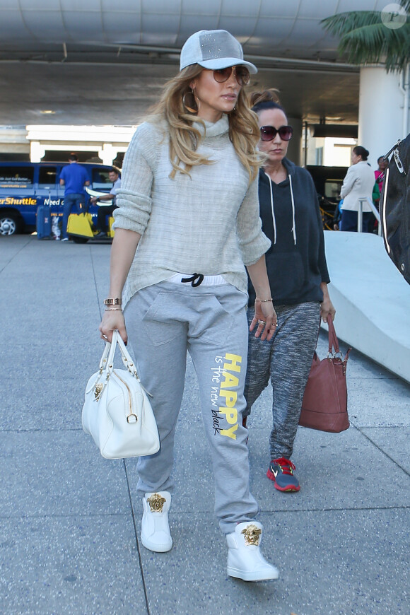Jennifer Lopez et Casper Smart arrivent ensemble mais sont photographiés séparemment le 10 février 2015 à l'aéroport de Los Angeles.