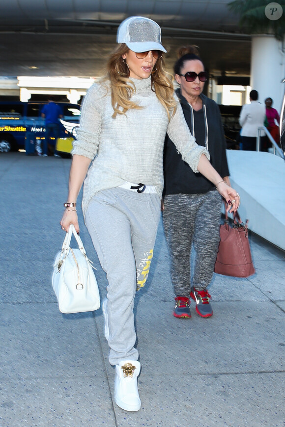 Jennifer Lopez et Casper Smart arrivent ensemble mais sont photographiés séparemment le 10 février 2015 à l'aéroport de Los Angeles.