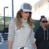 Jennifer Lopez et Casper Smart arrivent ensemble mais sont photographiés séparemment le 10 février 2015 à l'aéroport de Los Angeles.