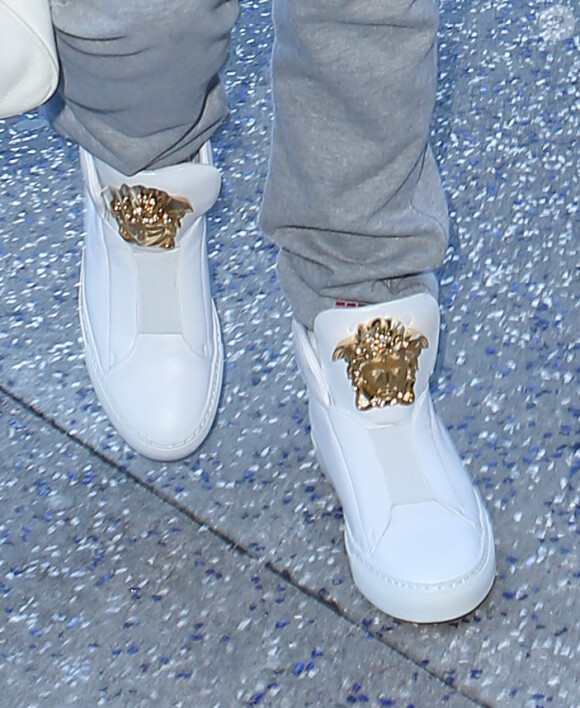 Jennifer Lopez et Casper Smart arrivent ensemble mais sont photographiés séparemment le 10 février 2015 à l'aéroport de Los Angeles.