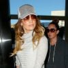 La chanteuse Jennifer Lopez et le danseur Casper Smart arrivent ensemble mais sont photographiés séparemment le 10 février 2015 à l'aéroport de Los Angeles.